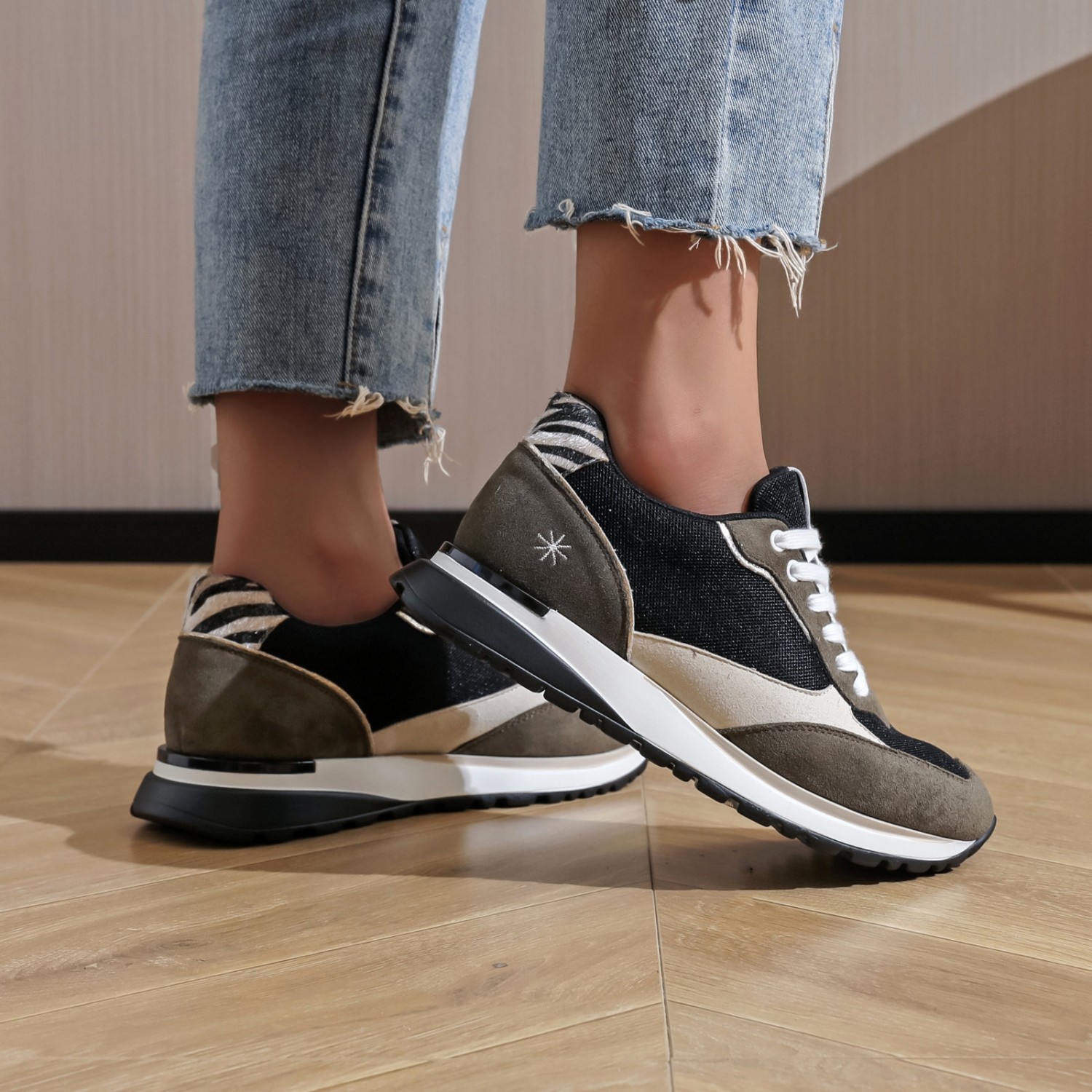 Sneakers KP4754 of the brand MOOW offered by wholesaler LNC Sauvage. 1MODA B2B Fashion Platform